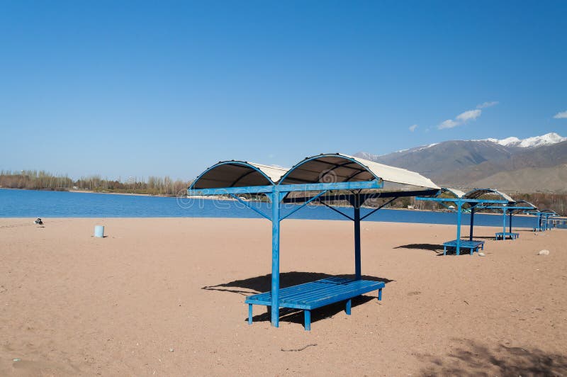 Spiaggia vuota nel lago Issyk-Kul immagine stock Spiaggia vuota nel lago Issyk-Kul immagine stock