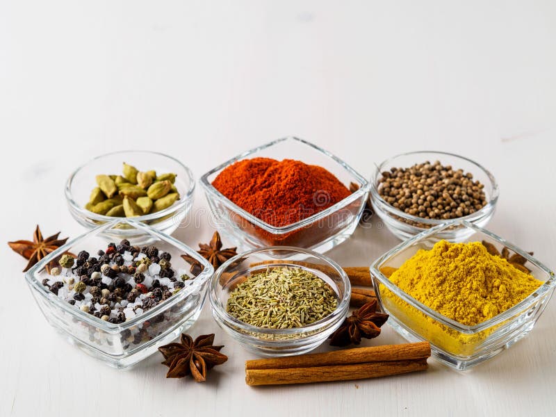 Spice комплект-кориандр, красный пеец, турмерин, циннамон, анисовка звезды, стоковые изображения Spice комплект-кориандр, красный пеец, турмерин, циннамон, анисовка звезды, стоковые изображения