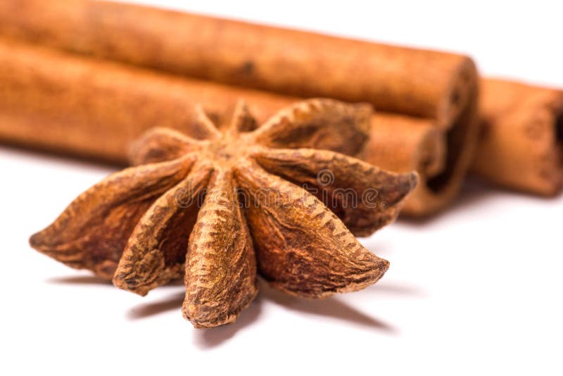 Spicy Cinnamon Sticks and Anise geïsoleerd op White background closeup macro shot