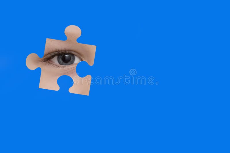 Spie del bambino con un puzzle blu Simbolo di consapevolezza di autismo fotografie stock Spie del bambino con un puzzle blu Simbolo di consapevolezza di autismo fotografie stock