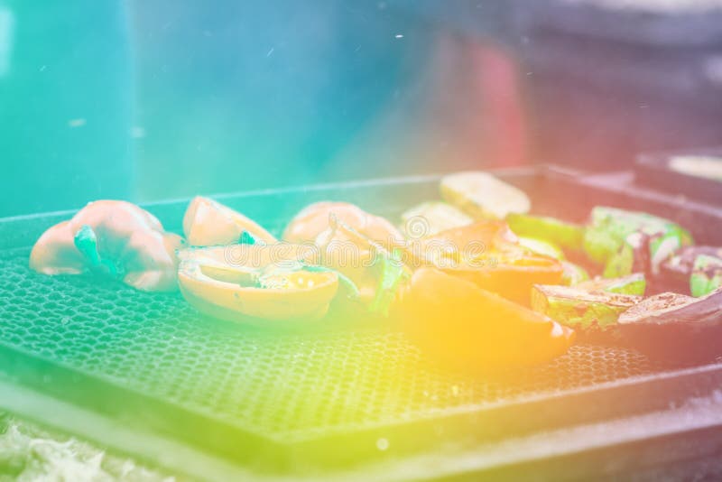 Spiedi arrostiti della carne e della verdura in una marinata dell'erba su una tonalità leggera della griglia fotografie stock Spiedi arrostiti della carne e della verdura in una marinata dell'erba su una tonalità leggera della griglia fotografie stock
