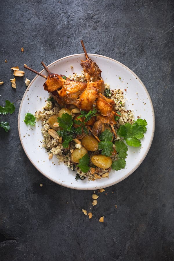 Spiedini di pollo alla griglia con quinoa e patate fotografia stock libera da diritti