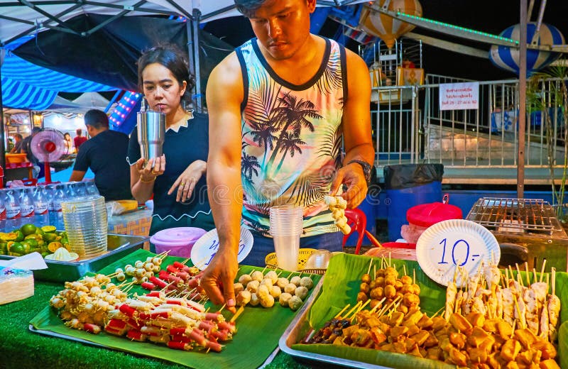 Spiedi dell'AON dei frutti di mare, mercato di notte di Ao Nang, Krabi, Tailandia immagine stock libera da diritti Spiedi dell'AON dei frutti di mare, mercato di notte di Ao Nang, Krabi, Tailandia immagine stock libera da diritti