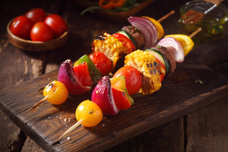 Spiedi variopinti della verdura del vegetariano o del vegano fotografie stock libere da diritti Spiedi variopinti della verdura del vegetariano o del vegano fotografie stock libere da diritti