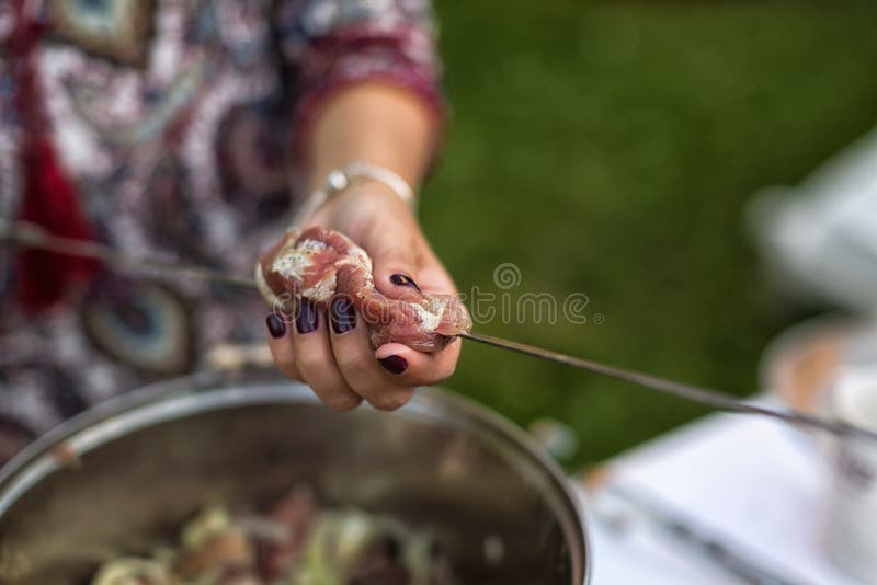 Spiedo femminile della carne della mano fotografia stock libera da diritti Spiedo femminile della carne della mano fotografia stock libera da diritti