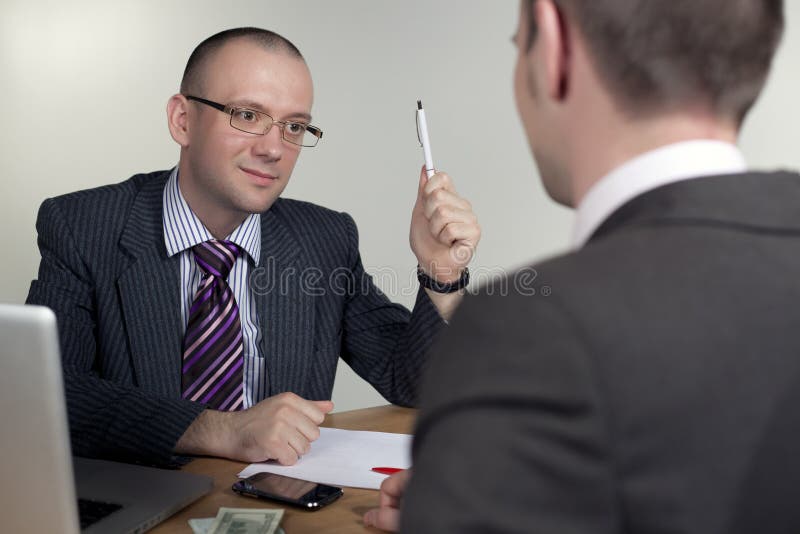 Imprenditore che spiega fotografia stock