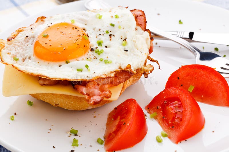 Spiegelei Mit Speck Und Käse Stockfoto - Bild von horizontal ...