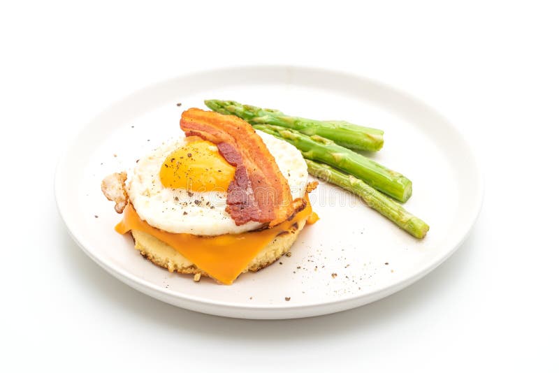 Spiegelei mit Speck und Käse auf Pfannkuchen forbreakfast lokalisiert auf weißem Hintergrund