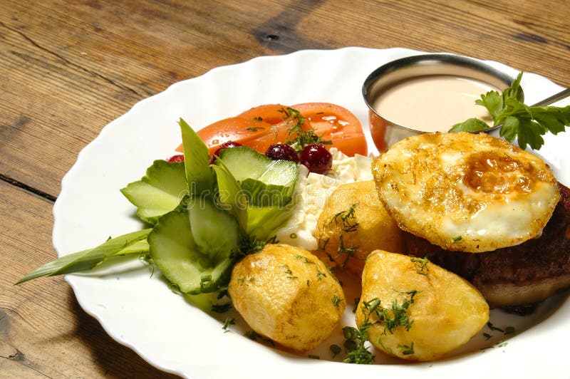 Spiegelei Mit Steak Und Gebackenen Kartoffeln Stockfoto - Bild von ...
