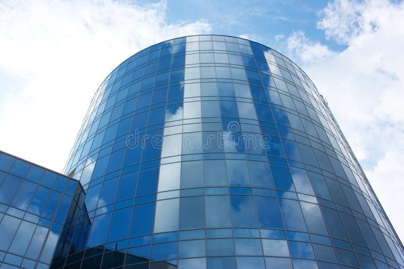 Spiegelgebäude, Wolkenkratzer gegen den Himmel lizenzfreies stockbild Spiegelgebäude, Wolkenkratzer gegen den Himmel lizenzfreies stockbild