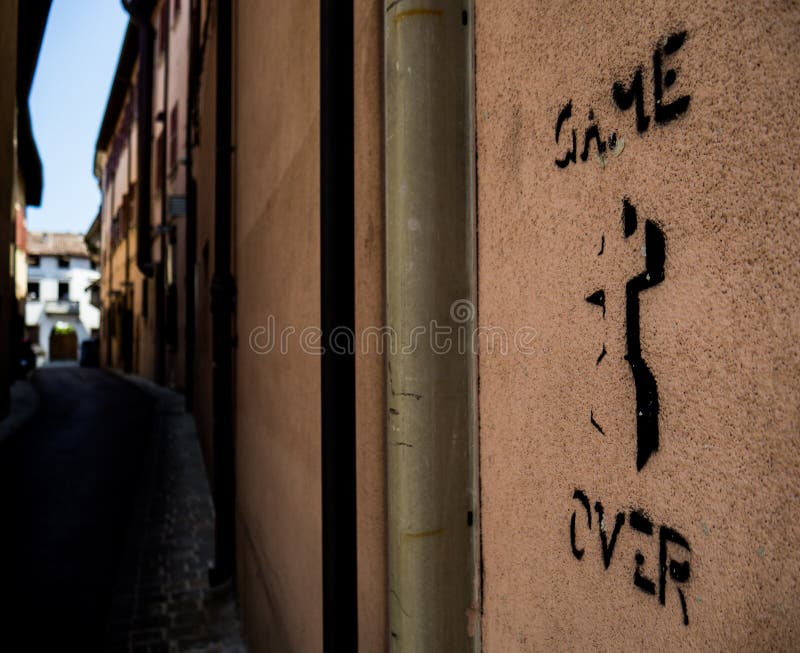 Spiel über Malerpinsel auf einer Wand in Rimini Italien stockfotos Spiel über Malerpinsel auf einer Wand in Rimini Italien stockfotos
