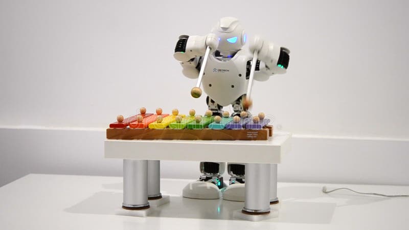 Spiele eines kleine Roboters auf einem Xylophonabschluß oben