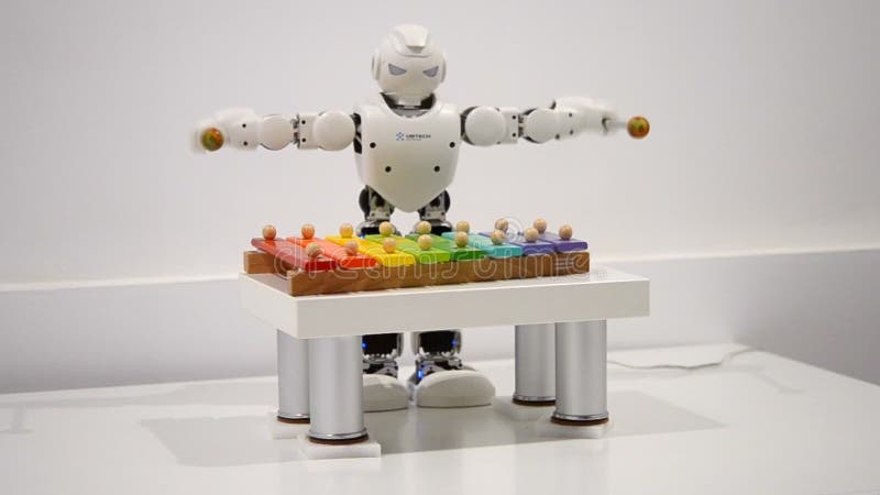 Spiele eines kleine Roboters auf einem Xylophonabschluß oben