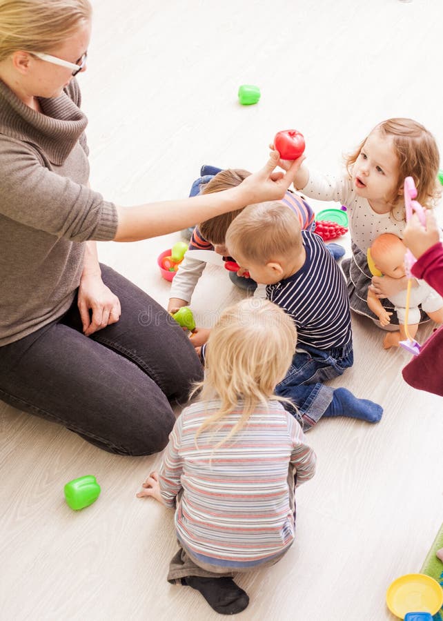 Spiele im Kindergarten stockbild. Bild von musik, frucht - 106592159