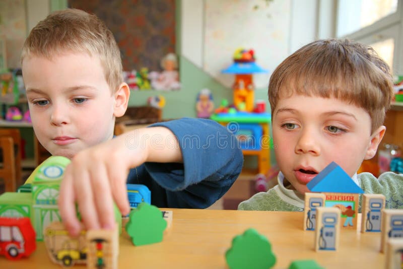 Spielen der Kinder stockfotos Spielen der Kinder stockfotos
