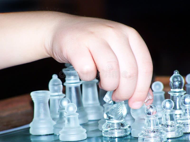 Spielen des Schachspiels mit Glasstücken stockfotos Spielen des Schachspiels mit Glasstücken stockfotos
