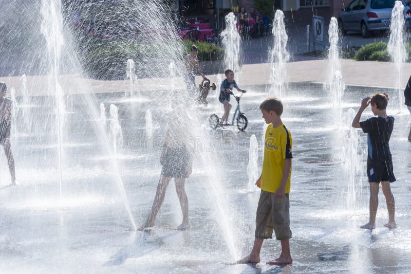 177 Kinder Baden Im Brunnen Fotos Kostenlose und Royalty