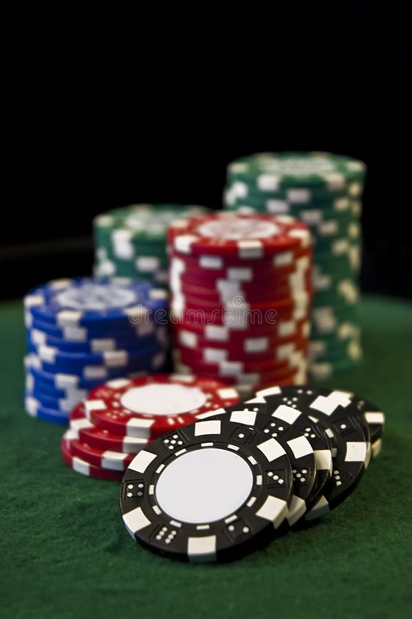 Spielende Chips des Kasinoschürhakens lizenzfreies stockbild Spielende Chips des Kasinoschürhakens lizenzfreies stockbild