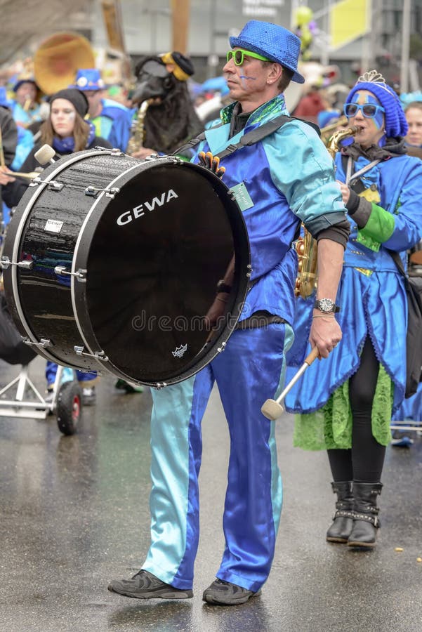 Spieler der großen Trommel an der Karnevalsparade, Stuttgart lizenzfreie stockbilder Spieler der großen Trommel an der Karnevalsparade, Stuttgart lizenzfreie stockbilder