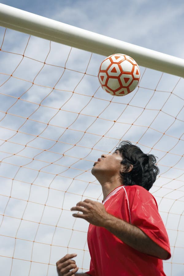 Spieler-übende Fußball-Fähigkeiten lizenzfreies stockfoto Spieler-übende Fußball-Fähigkeiten lizenzfreies stockfoto