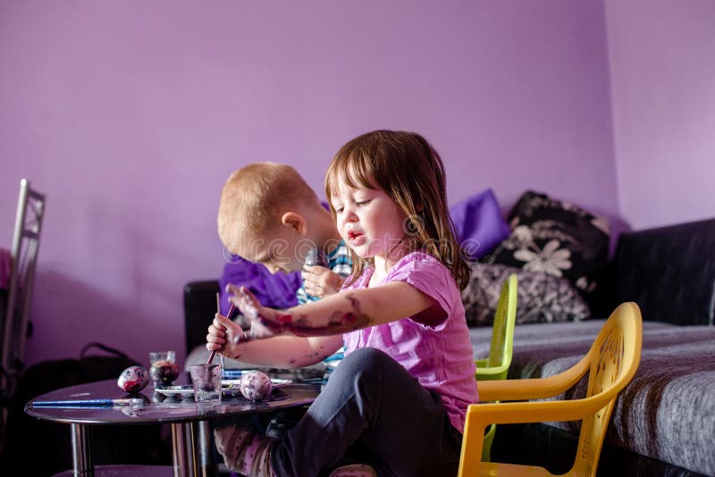 Spielerischer Nachmittag, Eier für Ostern zubereitend lizenzfreie stockbilder Spielerischer Nachmittag, Eier für Ostern zubereitend lizenzfreie stockbilder