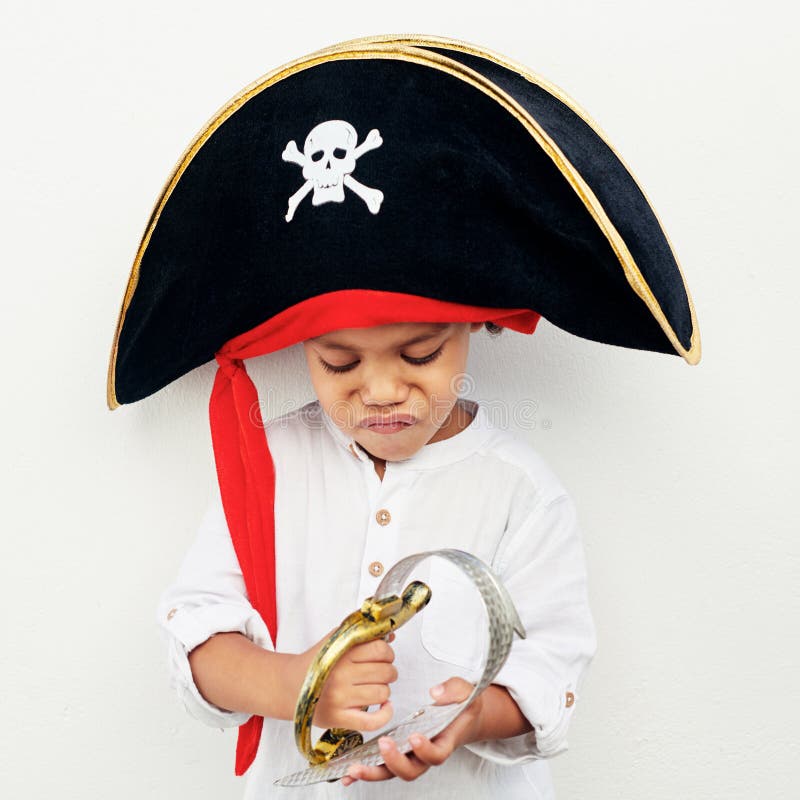 Spielerisches Kind- und Piratenkostüm zum halben Geburtstag oder Feiern als Kinder zum Feiern. Kreativität und stockfotos