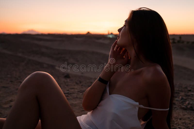 Nacktes Mädchen Steht In Der Wüste An Der Strasse