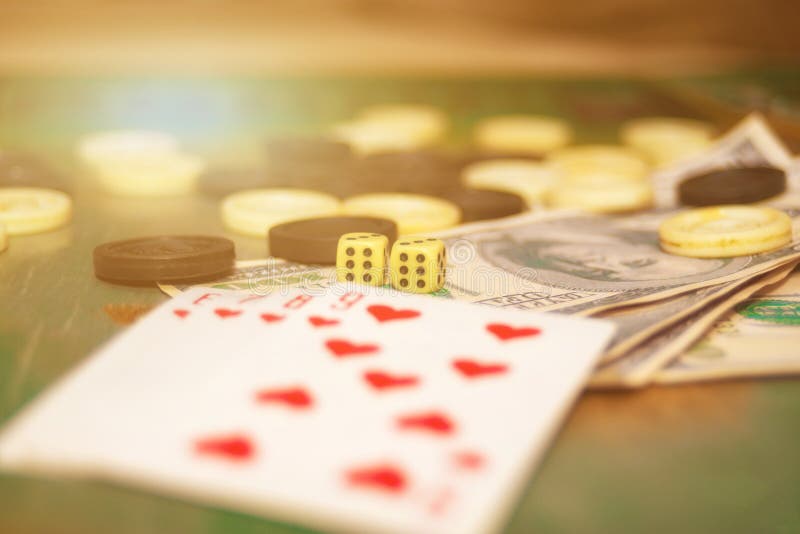Spielkarten, Würfel, Chips und Geld sind auf dem Kasinospieltisch stockfotos Spielkarten, Würfel, Chips und Geld sind auf dem Kasinospieltisch stockfotos