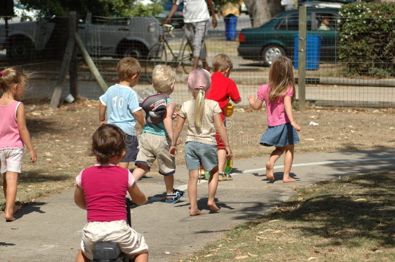 Spielplatzkinder stockbilder Spielplatzkinder stockbilder