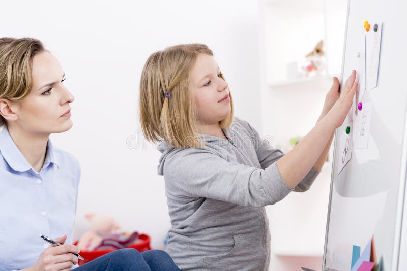 Spieltherapie für Autismusstörung lizenzfreie stockfotografie Spieltherapie für Autismusstörung lizenzfreie stockfotografie