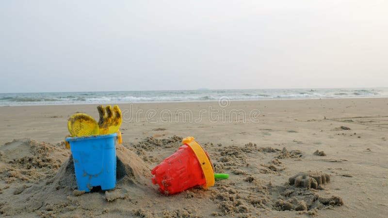 Spielwaren auf dem Sandstrand mit Seewelle wählen flache Schärfentiefe des Fokus mit Sommer vor
