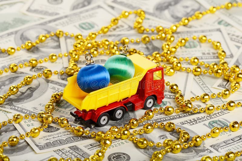 Spielwaren des Kipplaster-Spielzeug transportierte neuen Jahres stockfotografie Spielwaren des Kipplaster-Spielzeug transportierte neuen Jahres stockfotografie
