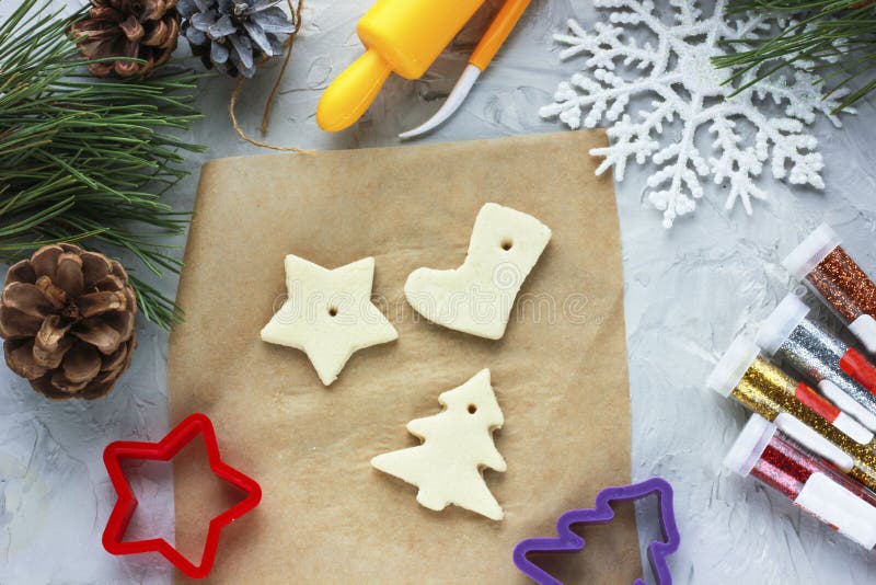 Spielzeug für das neue Jahr Kochbühne kreative Dekoration für einen Weihnachtsbaum aus gesalzenem Teig stockfoto