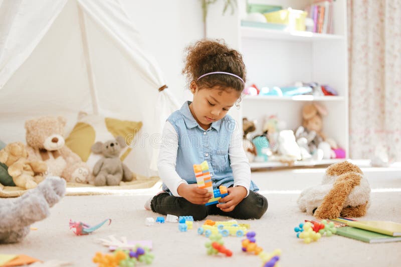 Spielzeug für Mädchen und Spielen zu Hause für Lernentwicklung und Kinderwachstum mit Bausteinen. lizenzfreies stockbild