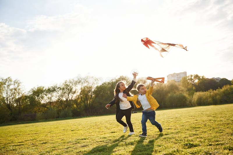 Spielzeugflugzeug. Kleiner Junge spielt auf dem Sommerfeld lizenzfreie stockfotos