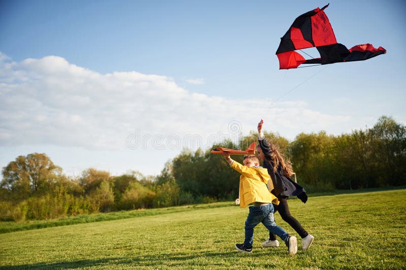 Spielzeugflugzeug. Kleiner Junge spielt auf dem Sommerfeld lizenzfreie stockfotografie