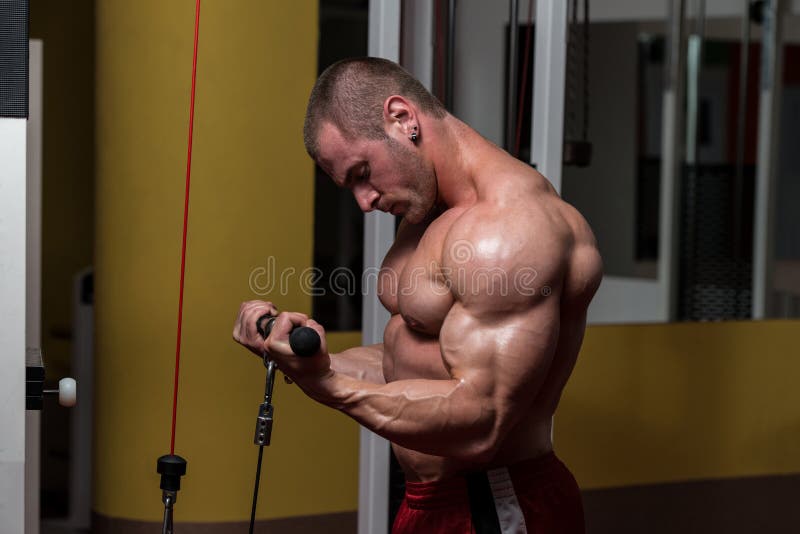 Spiermens die zwaargewicht oefening voor bicepsen doen royalty-vrije stock foto's Spiermens die zwaargewicht oefening voor bicepsen doen royalty-vrije stock foto's