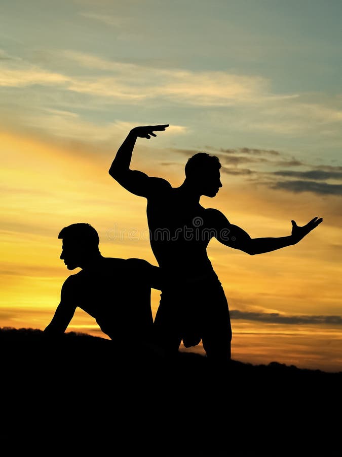 Spiermensen in zonsondergang met dozen stock afbeeldingen Spiermensen in zonsondergang met dozen stock afbeeldingen
