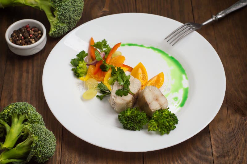 Spigola bollita con le verdure cotte a vapore - pasto completamente sano Priorità bassa di legno Vista superiore Primo piano immagini stock libere da diritti Spigola bollita con le verdure cotte a vapore - pasto completamente sano Priorità bassa di legno Vista superiore Primo piano immagini stock libere da diritti