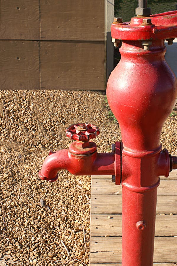 Spigot красной воды стоковые фото Spigot красной воды стоковые фото