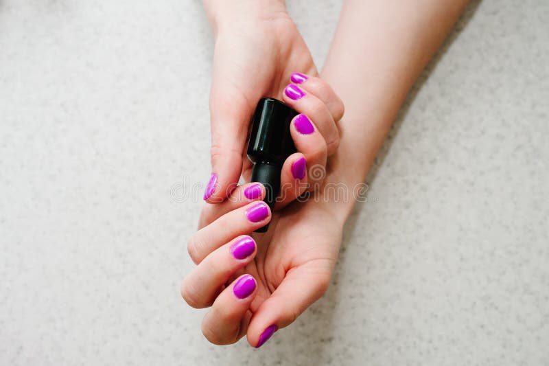 Spijkerspurple, roze In de handen van gelspijkers, de basis van de manicureinleiding stock fotografie Spijkerspurple, roze In de handen van gelspijkers, de basis van de manicureinleiding stock fotografie