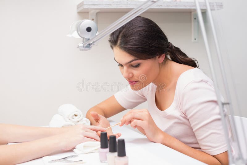 Spijkertechnicus die klant een manicure geven stock foto's Spijkertechnicus die klant een manicure geven stock foto's