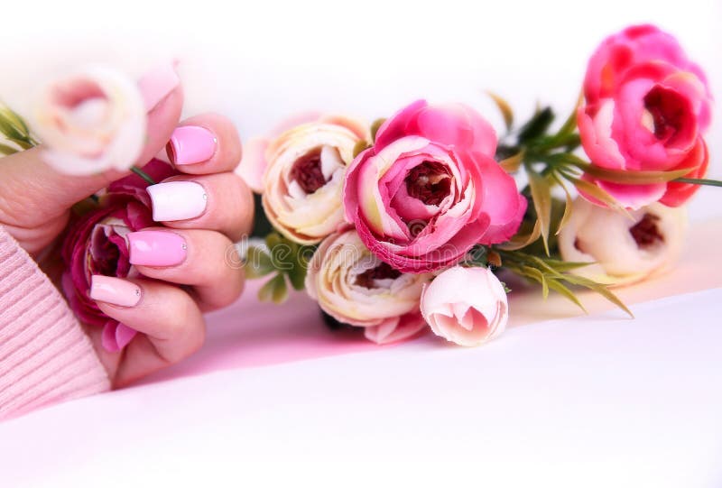 Spika designmanikyr som dekoreras med blommor arkivfoto Spika designmanikyr som dekoreras med blommor arkivfoto
