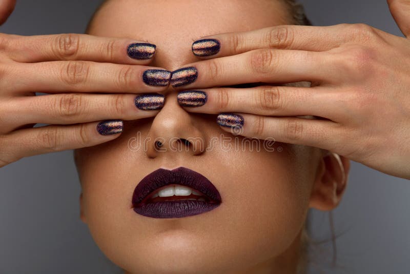 Spikar den övre modekvinnan för slutet med yrkesmässig makeup och arkivfoto Spikar den övre modekvinnan för slutet med yrkesmässig makeup och arkivfoto