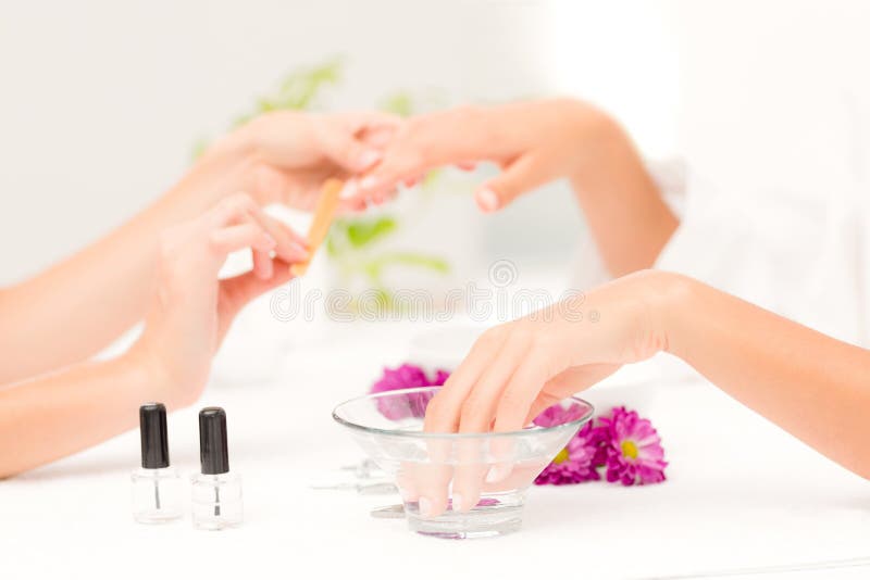 Spikar kvinnliga klienter för kosmetologarkivering på brunnsortskönhetsalongen