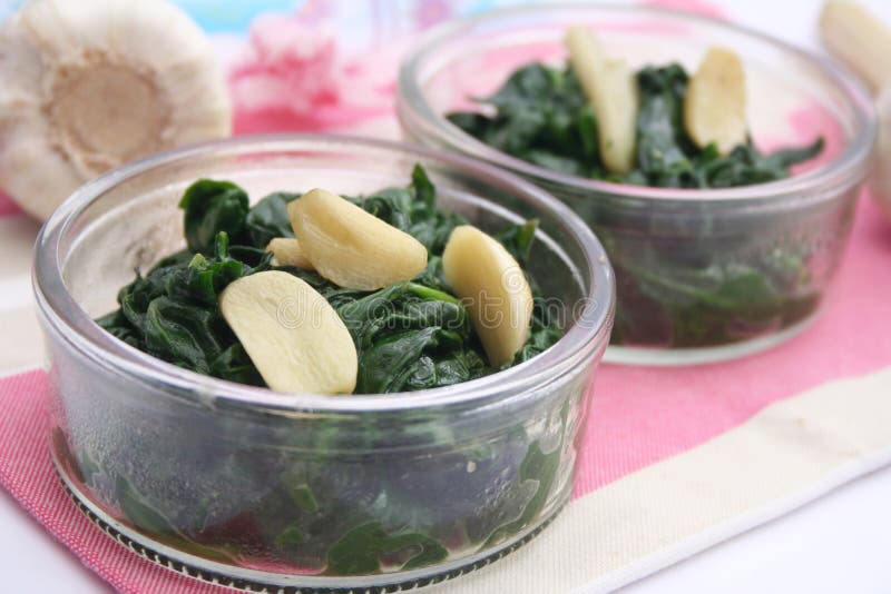 Spinat mit Knoblauch stockfoto. Bild von spinat, knoblauch - 37540462 Spinat mit Knoblauch stockfoto. Bild von spinat, knoblauch - 37540462