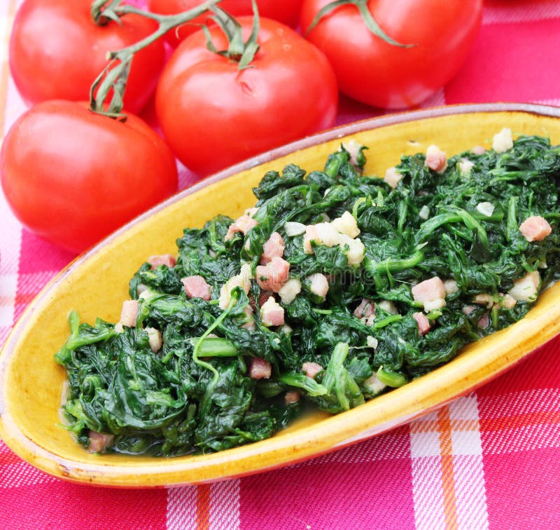 Spinat Mit Speck Und Knoblauch Stockbild - Bild von mittagessen ... Spinat Mit Speck Und Knoblauch Stockbild - Bild von mittagessen ...