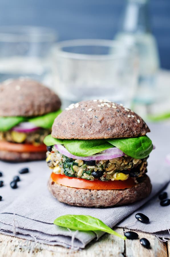Spinatsmaisburger der schwarzen Bohne der Quinoa mit Crus Brötchen der schwarzen Bohnen stockfotos Spinatsmaisburger der schwarzen Bohne der Quinoa mit Crus Brötchen der schwarzen Bohnen stockfotos