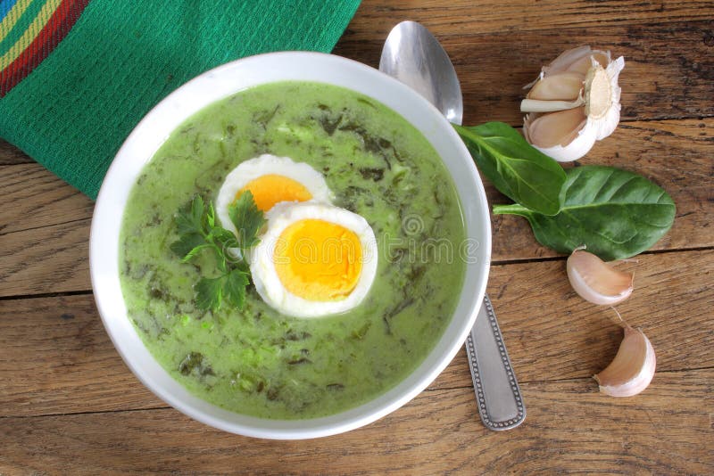 Spinatsuppe Mit Gekochtem Ei. Obere Ansicht. Stockfoto - Bild von ...