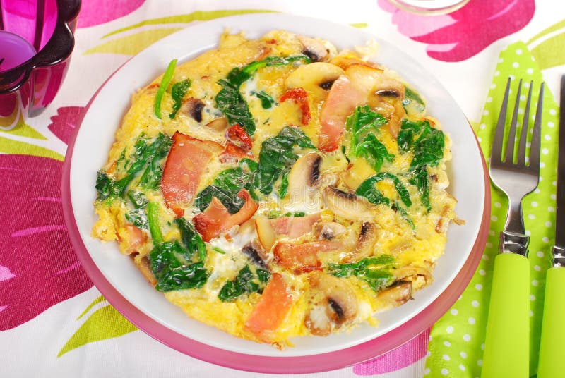 Spinaziefrittata met paddestoel, ham en droge tomaat stock afbeeldingen Spinaziefrittata met paddestoel, ham en droge tomaat stock afbeeldingen
